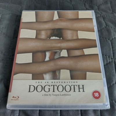 Dogtooth Blu-Ray **muoveissa**