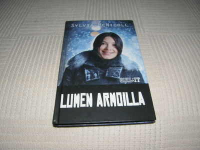 Sylvia McNicoll Lumen armoilla
