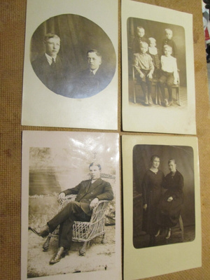 neljä vanhaa valokuvapostikorttia