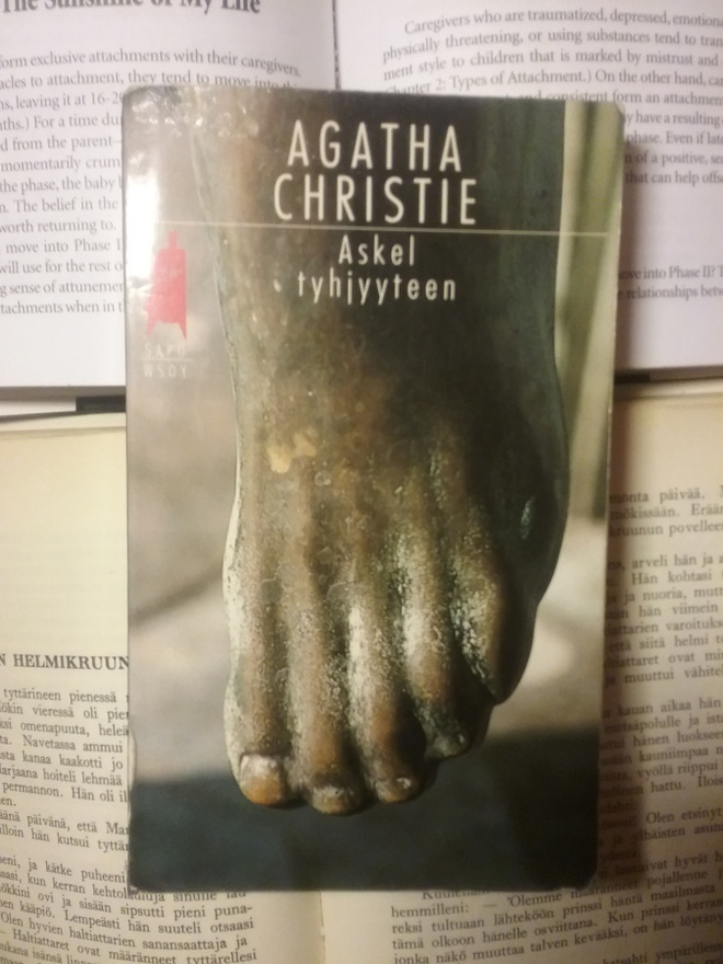 Agatha Christie - Askel tyhjyyteen (pokkari)