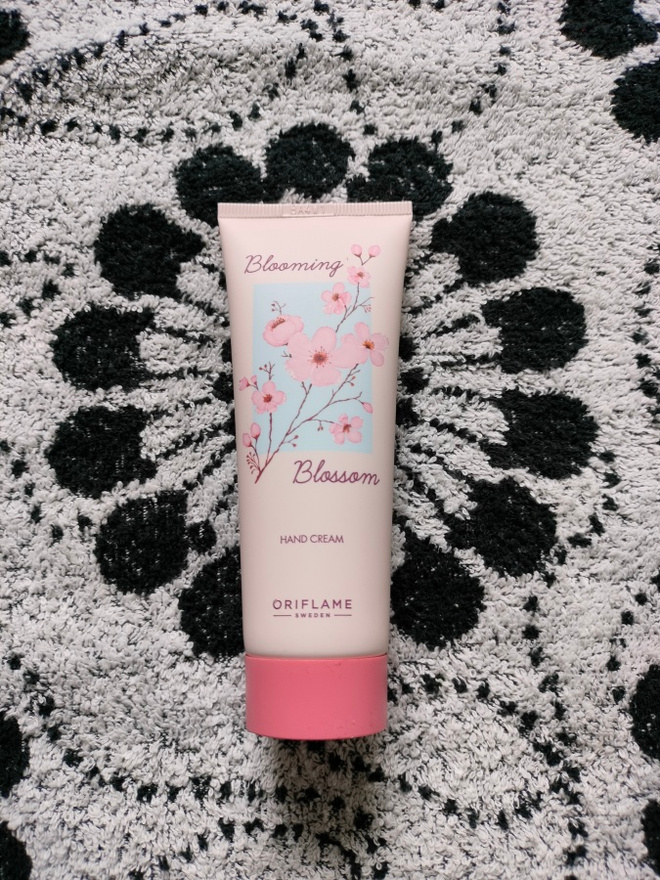 ~Oriflame Blooming Blossom -käsivoide~
