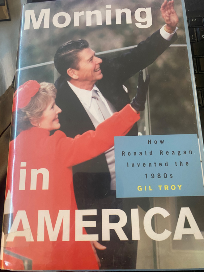 Reagan ja Amerikka - kaksi kirjaa