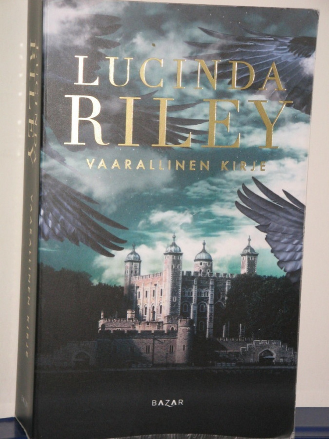 Lucinda Riley : VAARALLINEN KIRJE