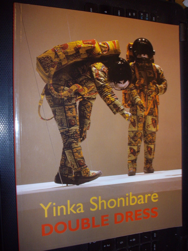 Yinka Shonibare : Double Dress (  2003 ) Sis. postikulut