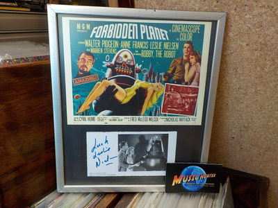 LESLIE NIELSEN NIMMARI + FORBIDDEN PLANET- KUVA RAAMEISSA