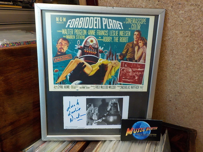LESLIE NIELSEN NIMMARI + FORBIDDEN PLANET- KUVA RAAMEISSA