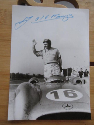 Juan Fangio postikortti ja nimikirjoitus sekä  tausta postim