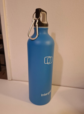 Juomapullo + karabiini, alumiini. 750 ml UUSI