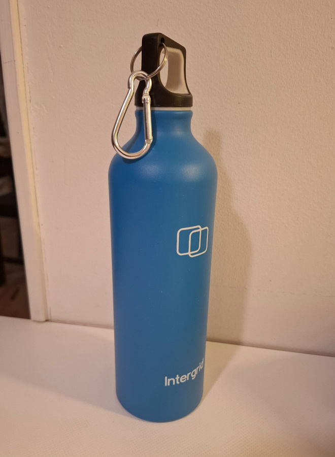 Juomapullo  + karabiini, alumiini. 750 ml UUSI
