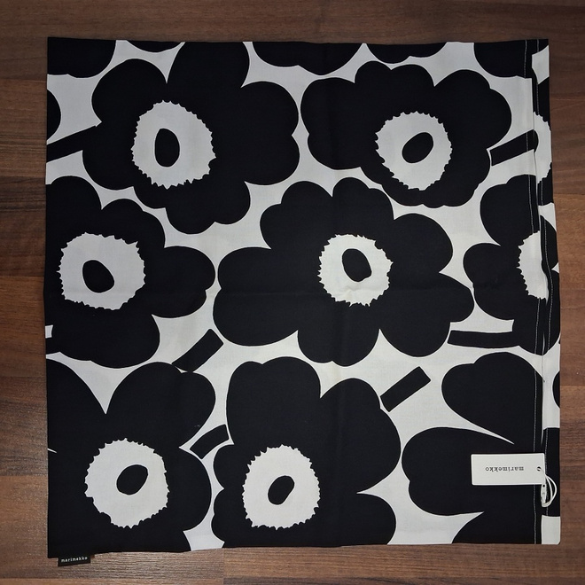 Marimekko Pieni Unikko Musta tyynynpäällinen