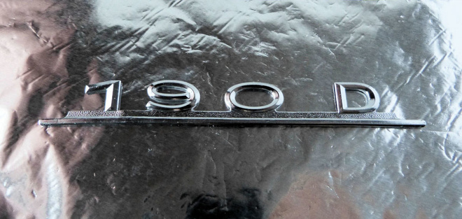 Mercedes-Benz 190 D - vanha merkkikilpi