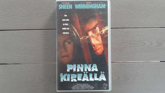 VHS: Pinna Kireällä / Under Pressure (Charlie Sheen 1997)