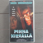 VHS: Pinna Kireällä / Under Pressure (Charlie Sheen 1997) - pikkukuva 1