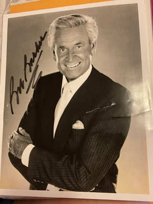 Bob Barker nimikirjoitus promokuvassa