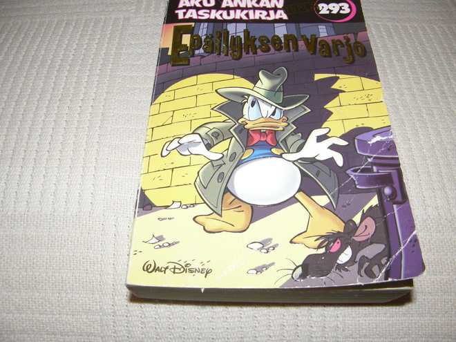 Aku Ankan taskukirja 293 Epäilyksen varjo