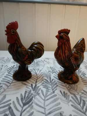 Kirjava Pääsiäiskukko ja kana figuurit