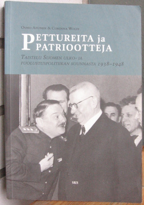 Osmo Apunen & Corinna Wolff: Pettureita ja patriootteja