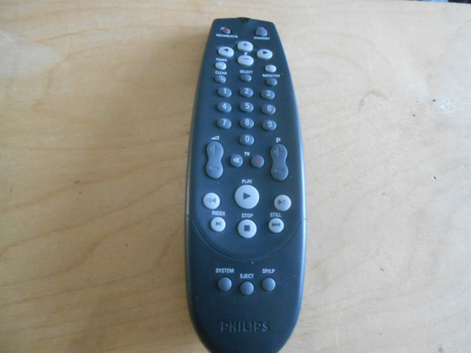 Alkuperäinen Philips RT174/101 kaukosäädin.