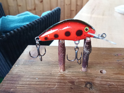 Salmo  Floating Hornet 4 Sparkling Red Black