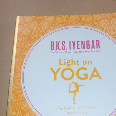 IYENGAR : LIGHT ON YOGA ( SIS POSTIKULU )