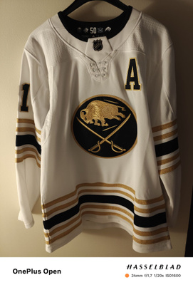 Kyle Okposo/ Buffalo Sabres 50v juhlapaita nimmarilla