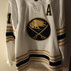 Kyle Okposo/ Buffalo Sabres 50v juhlapaita nimmarilla - pikkukuva 1