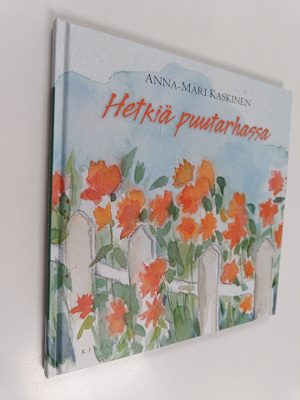 Anna-Mari Kaskinen : Hetkiä puutarhassa