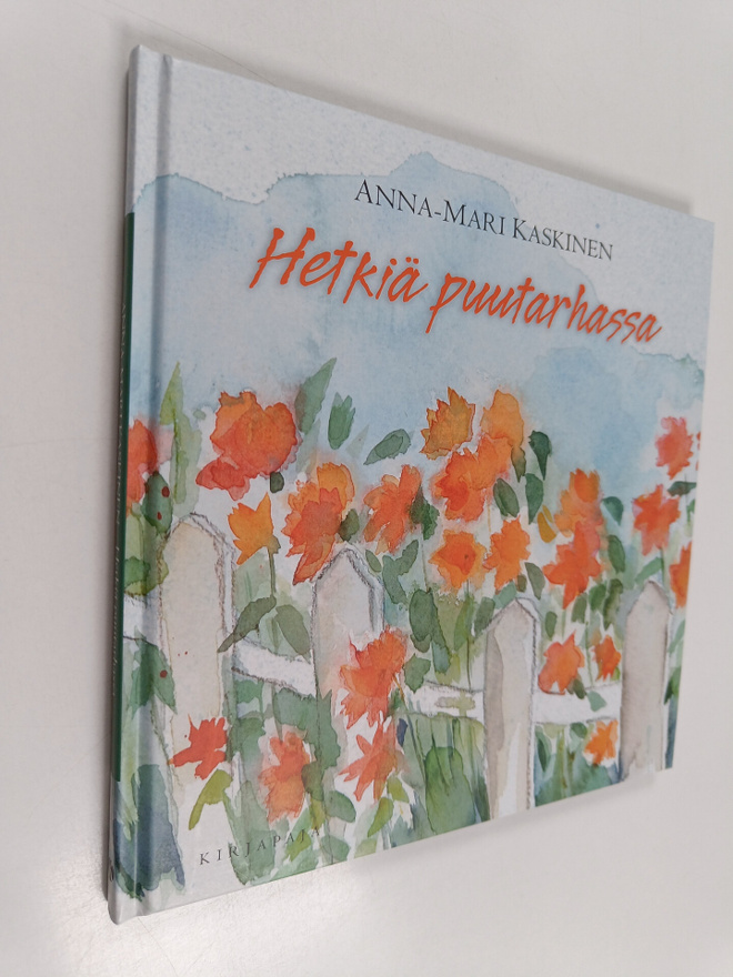 Anna-Mari Kaskinen : Hetkiä puutarhassa