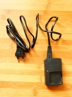 Sony laturi akkulaturi BC-CSN 4.2V 0.25A