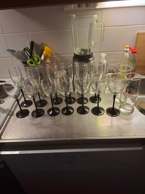 Tuoppeja, viinilaseja ja shamppanja laseja