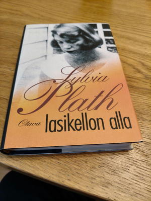Sylvia Plath: Lasikellon alla