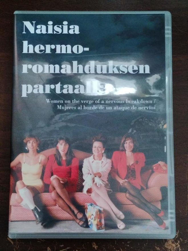 Naisia hermoromahduksen partaalla