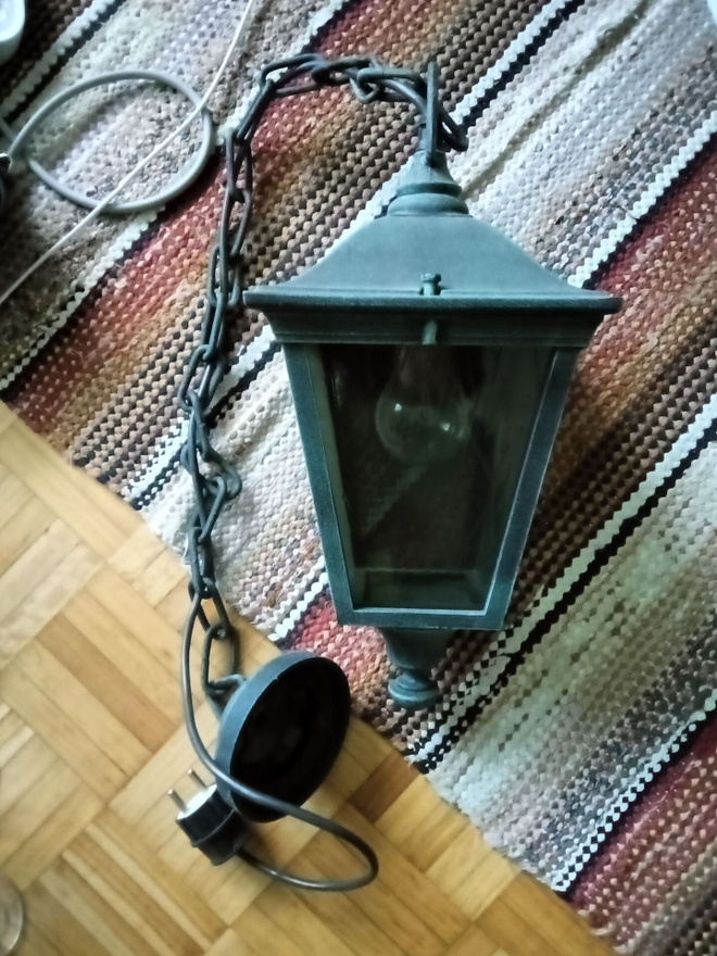 Tommonen parvekelamppu tai terassi lamppu.