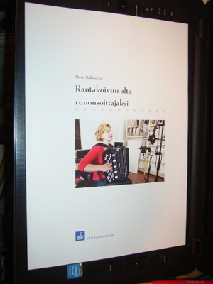Maria Kalaniemi : Rantakoivun alta runonsoittajaksi (EIPK)