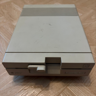 Commodore 1541-II levyasema + virtalähde / Ei lataa peliä.