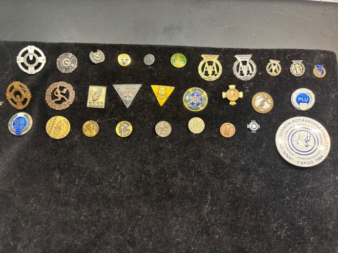 Sota, militaria, kunniamerkki ym paketti