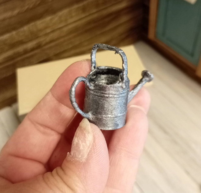 Nukkekoti miniatyyri kastelukannu 1:12