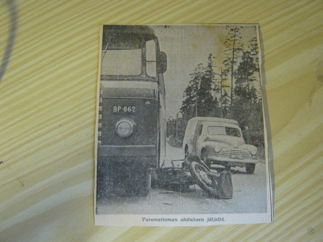 lehdestä leikattu kuva (Morris, mp ja linjuri)