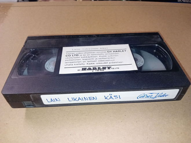 VHS LAIN LIKAINEN KÄSI  ( EI KOPPAA  )