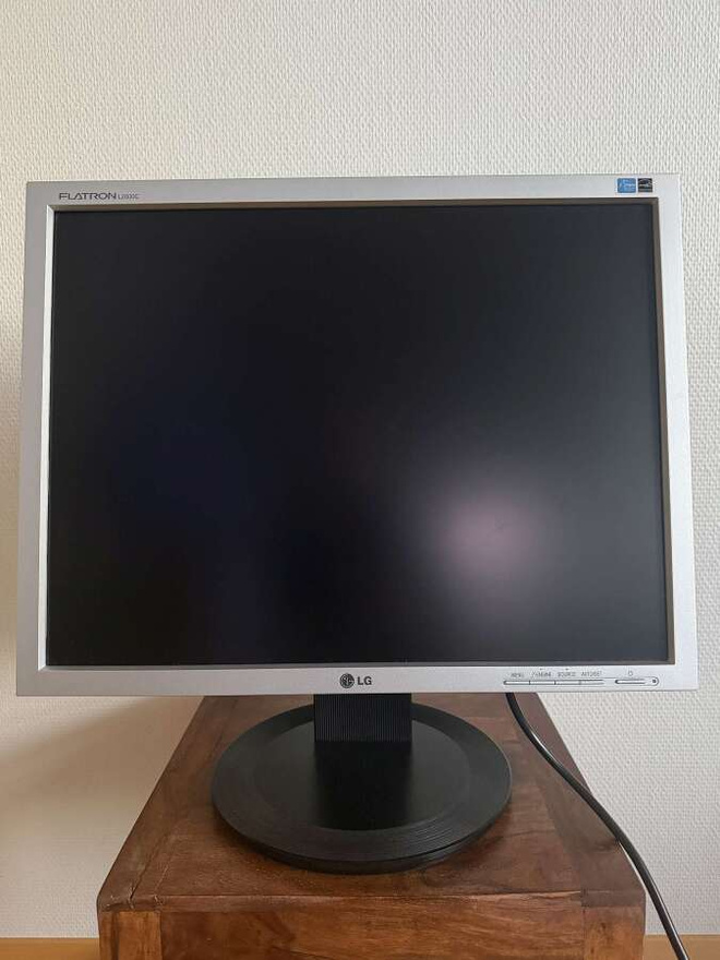 LG 20" LCD-näyttö 4:3 1600x1200 DVI-D