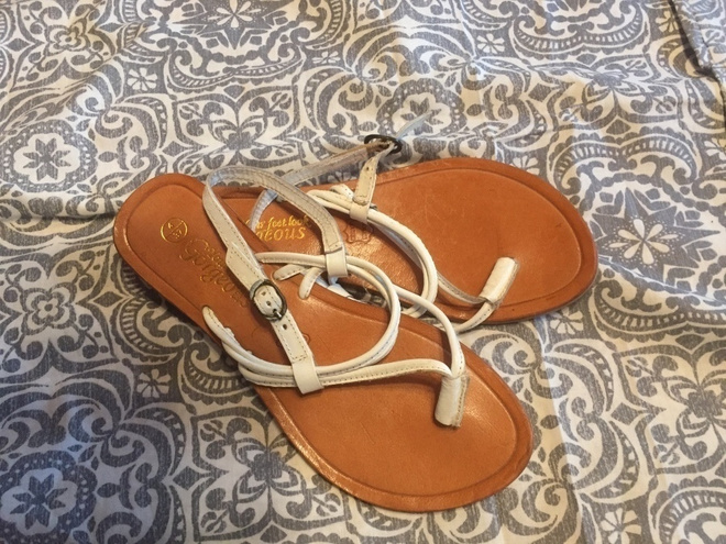 Your feet look gorgeous valkoiset nahkasandaalit 37