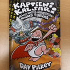 Dav Pilkey: Kapteeni Kalsari ja herra haisee-hirveästin.... - pikkukuva 1