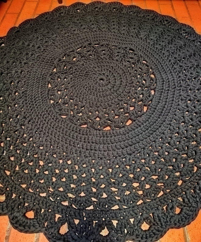 UUSI käsin virkattu musta matto n.125cm