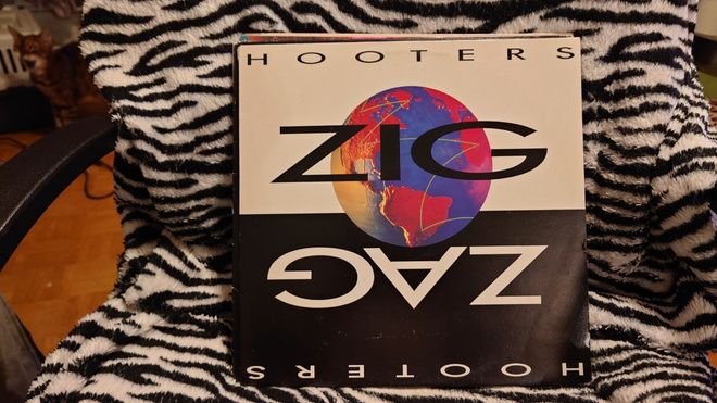 HOOTERS ZIG ZAG LP