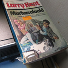 Larry Kent Murhasalonki - pikkukuva 1