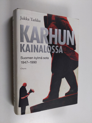 Jukka Tarkka : Karhun kainalossa