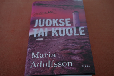 Maria Adolfsson: Juokse tai kuole (2021)