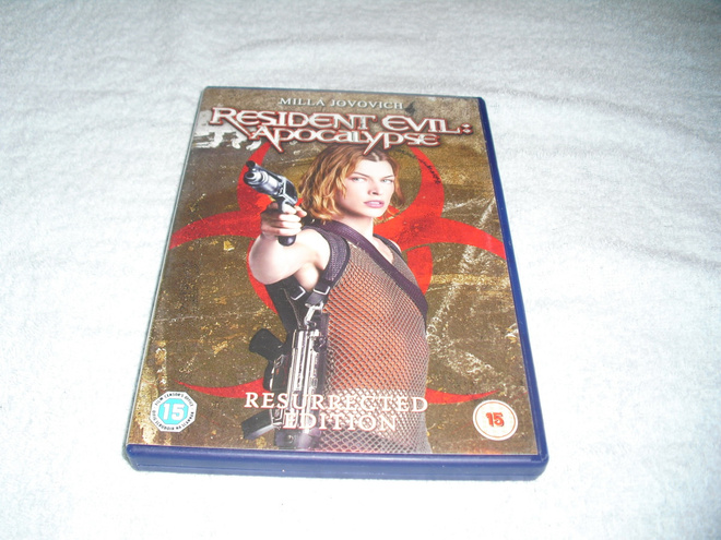 RESIDENT EVIL: APOCALYPSE (Milla Jovovich)***