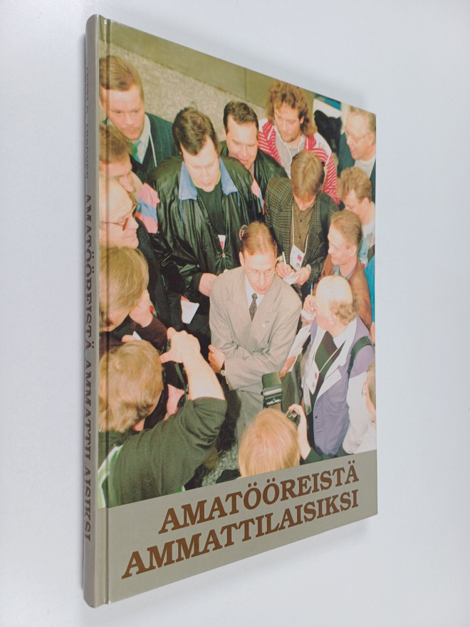 Antti O. Arponen : Amatööreistä ammattilaisiksi : Urheilu...