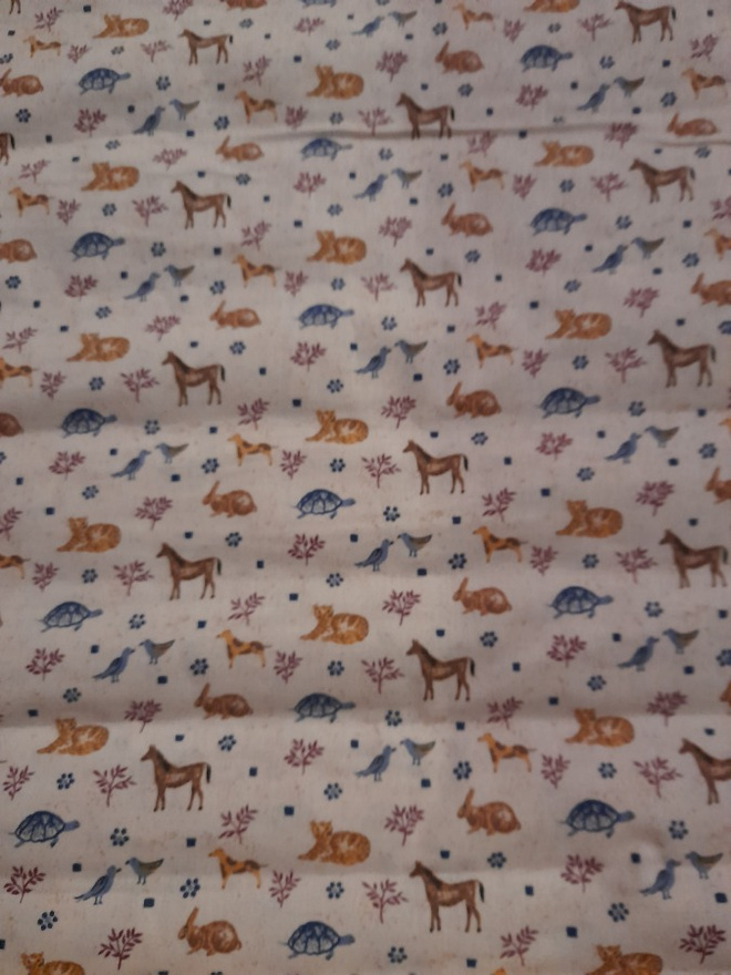 Beigellä pohjalla eläimet tilkkutyökangas 150x112cm